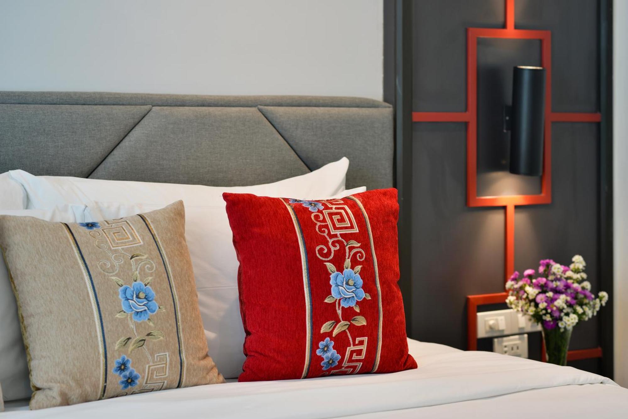 Villa De Pranakorn Bangkok Zewnętrze zdjęcie A throw pillow