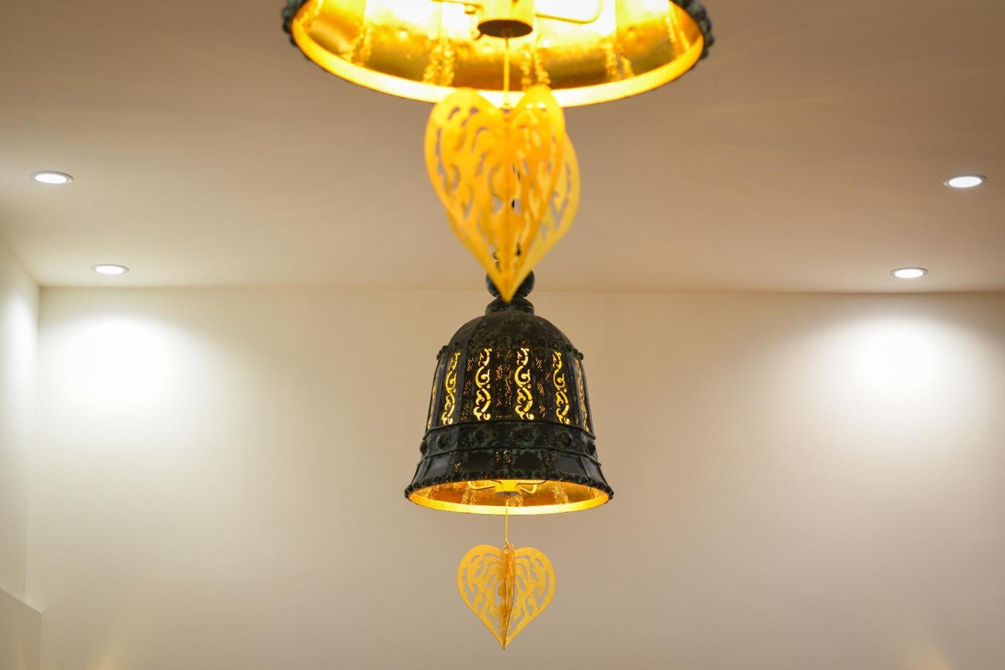 Villa De Pranakorn Bangkok Zewnętrze zdjęcie Bell in a temple