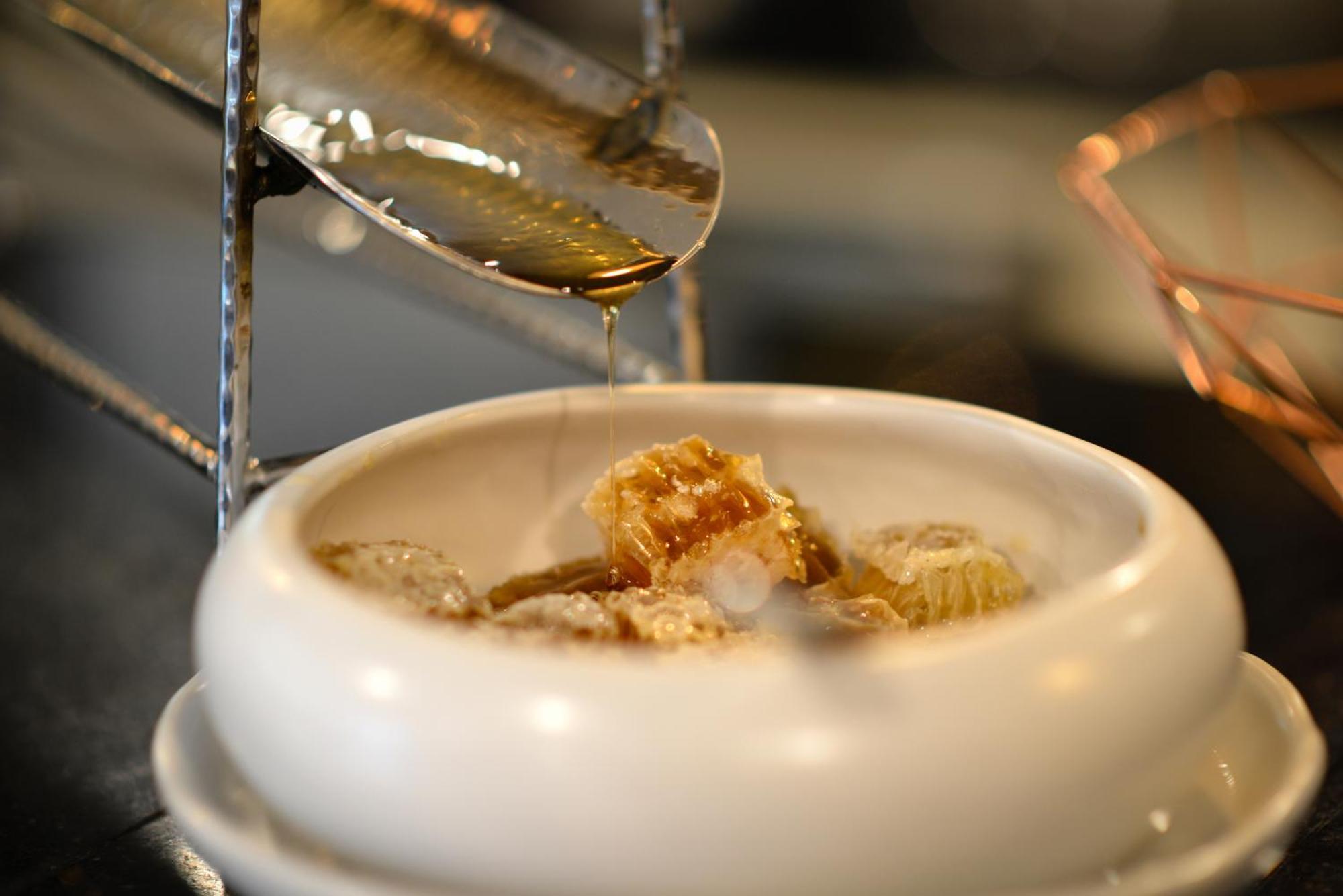 Villa De Pranakorn Bangkok Zewnętrze zdjęcie Honeycomb being drizzled with honey