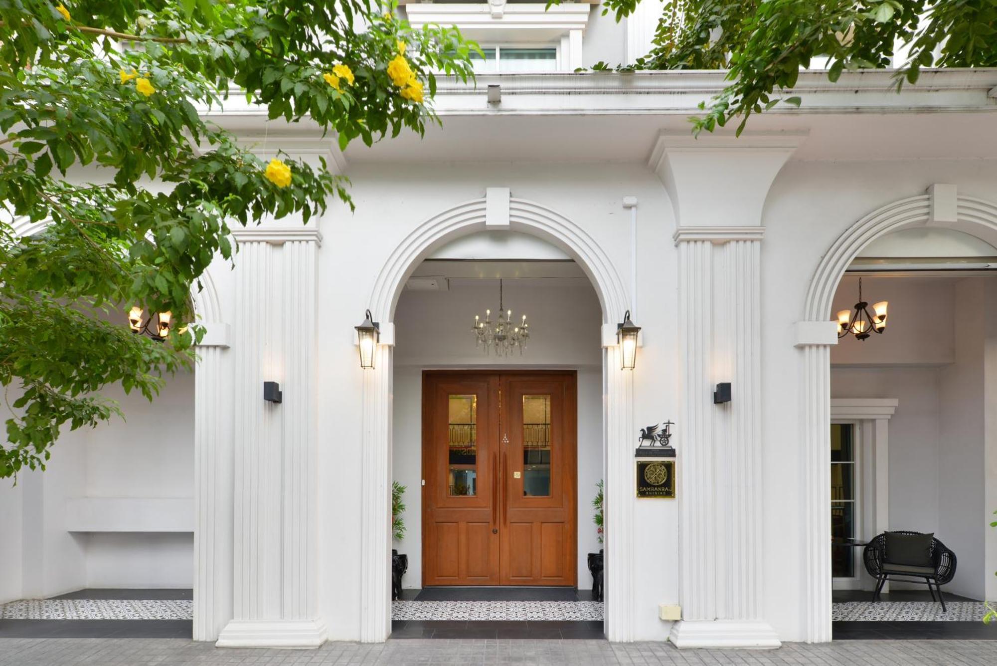 Villa De Pranakorn Bangkok Zewnętrze zdjęcie The entrance of the hotel