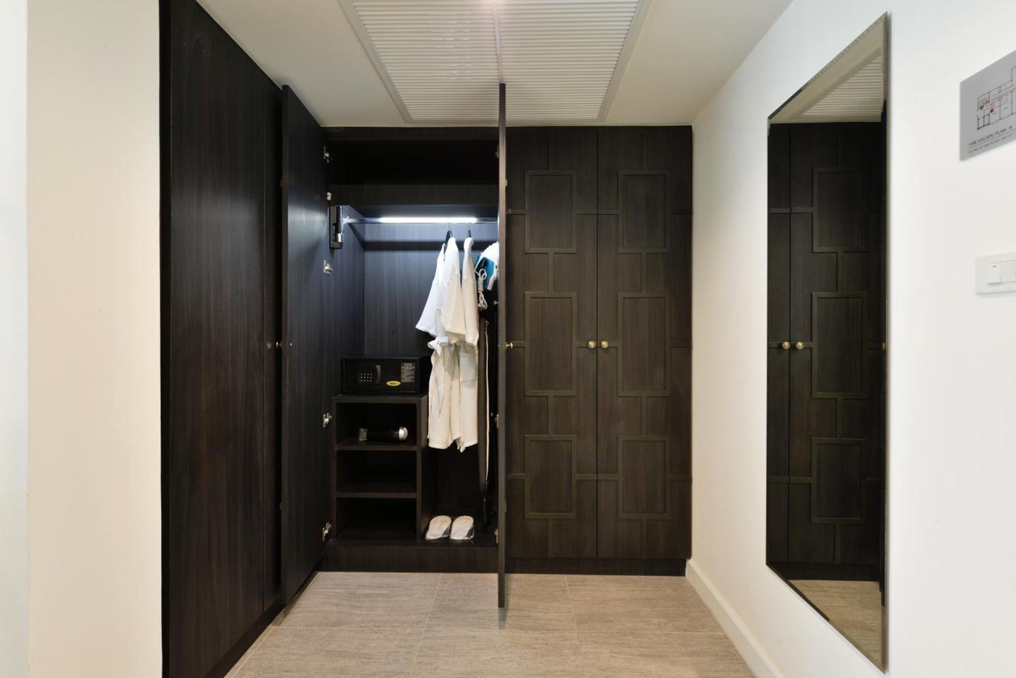 Villa De Pranakorn Bangkok Zewnętrze zdjęcie A walk-in closet