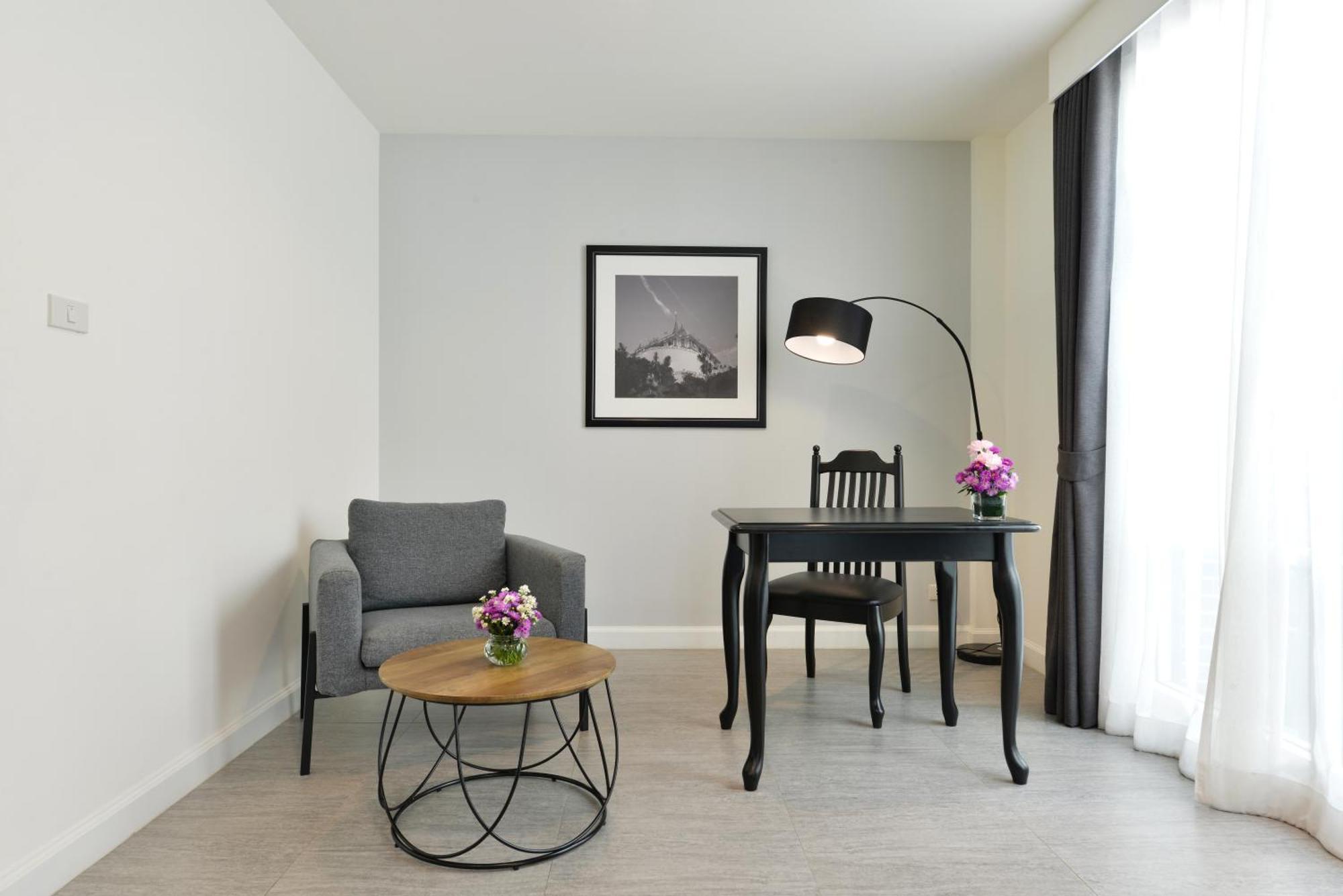 Villa De Pranakorn Bangkok Zewnętrze zdjęcie A floor lamp